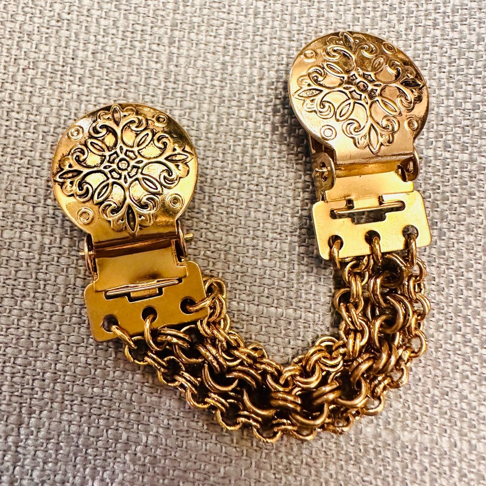 AVON Sweater Dress Clip Guard with Scroll Motif Goldtone 2002 Vintage NEW